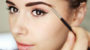 Cuando el lápiz para ceja no es suficiente: cosméticos innovadores para el maquillaje de cejas